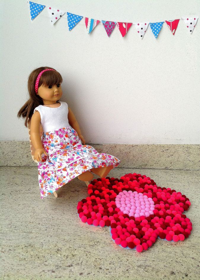 Easy tutorial for doll rugs with pompoms.