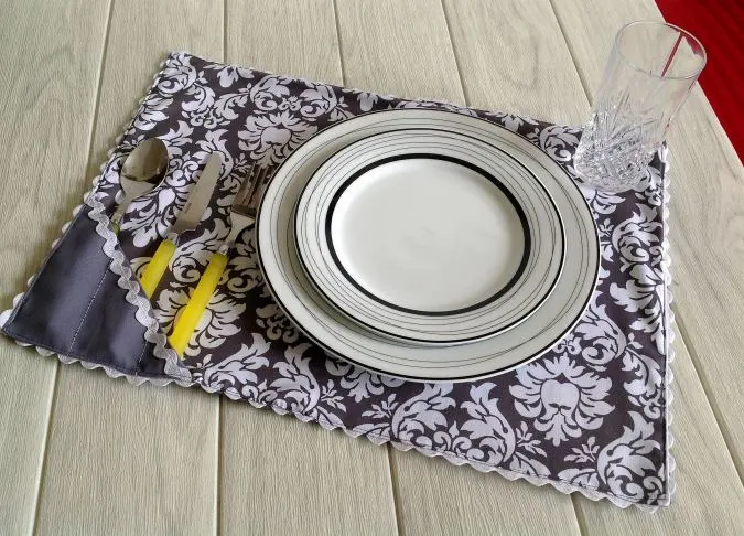 How to sew a reversible placemat