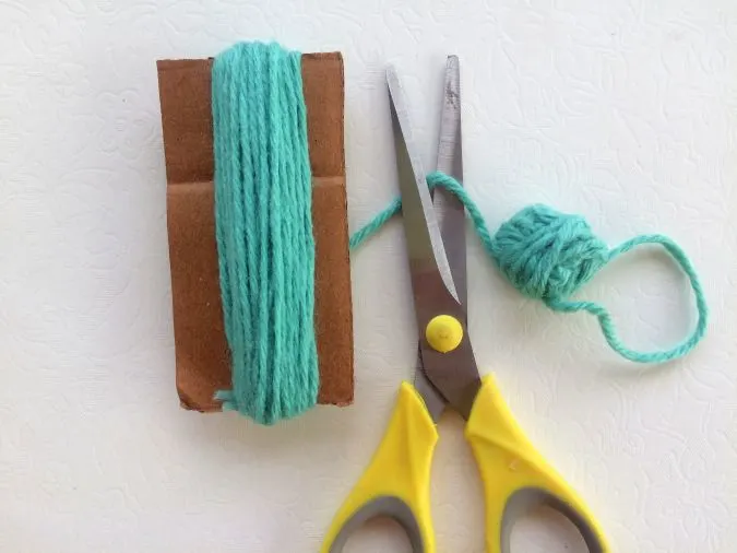 how to make a yarn tassel (4)