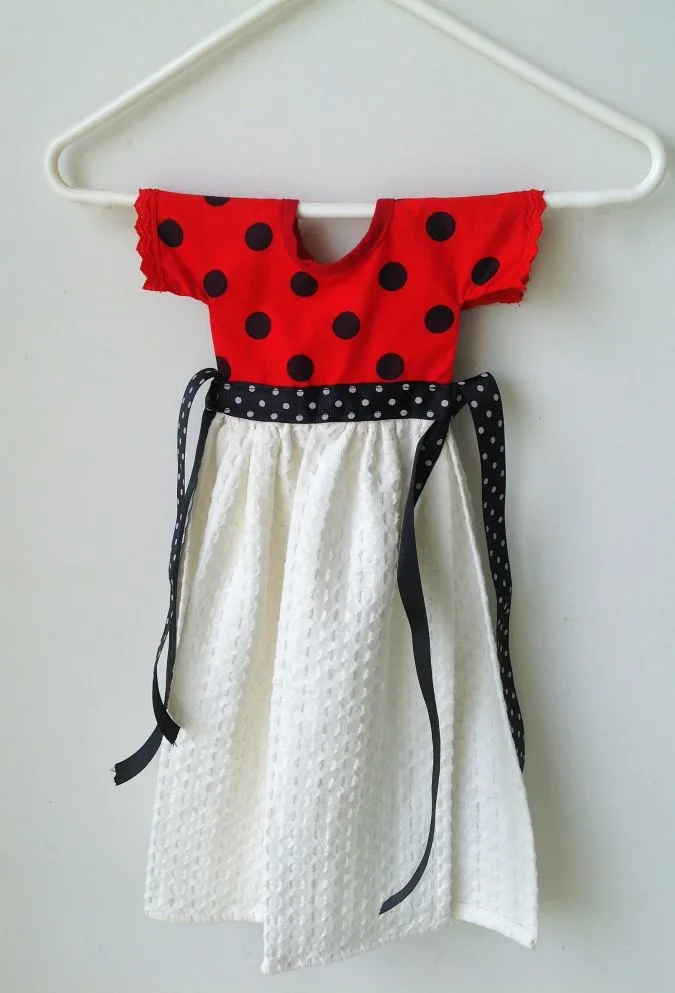 Easy Hanging Kitchen Towel Pattern - Sew Crafty Me