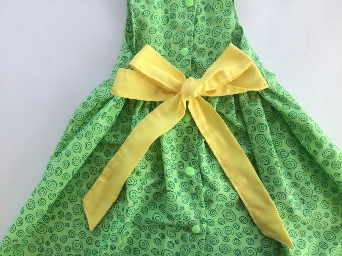 How to tie a bow for a dress
