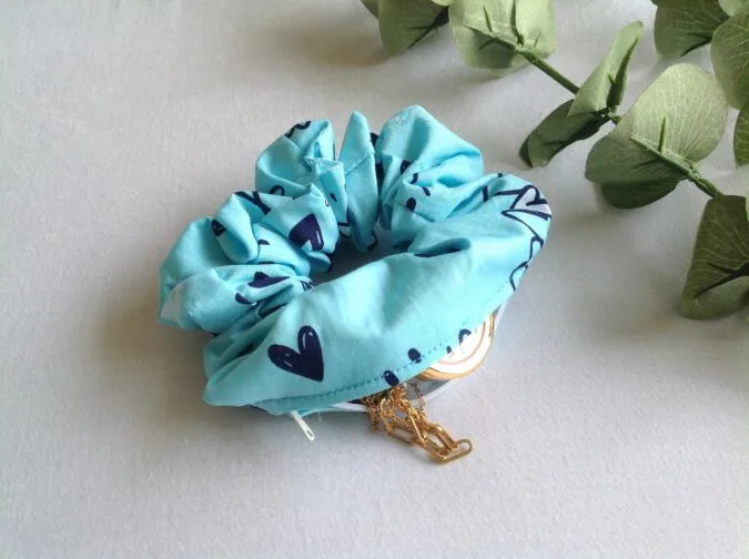 how to sew a scrunchie with a hidden pocket