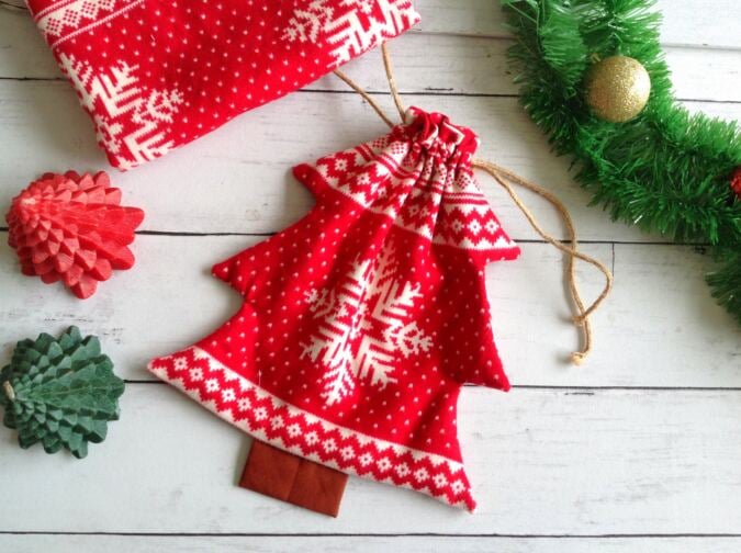 HOW TO SEW A CHRISTMAS TREE DRAWSTRING POUCH